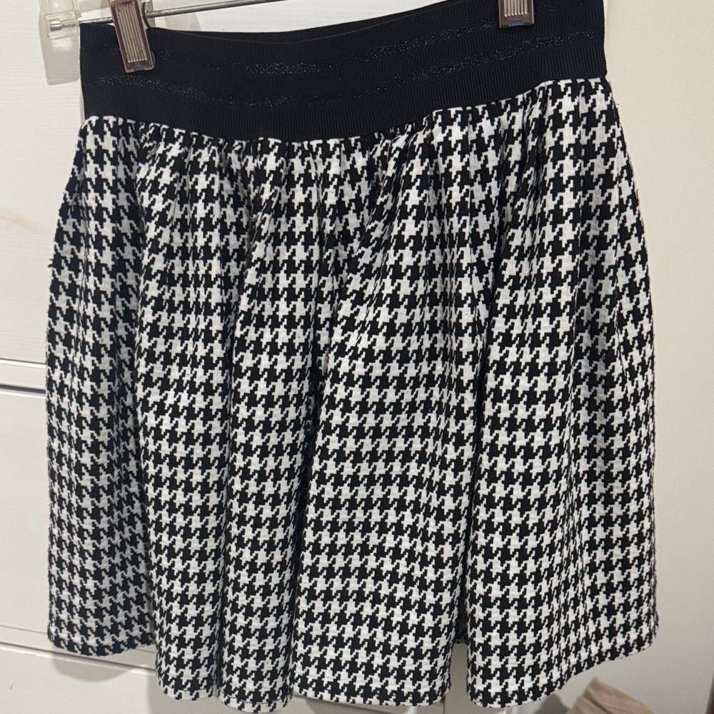 Stylish Black and White Houndstooth Skirt